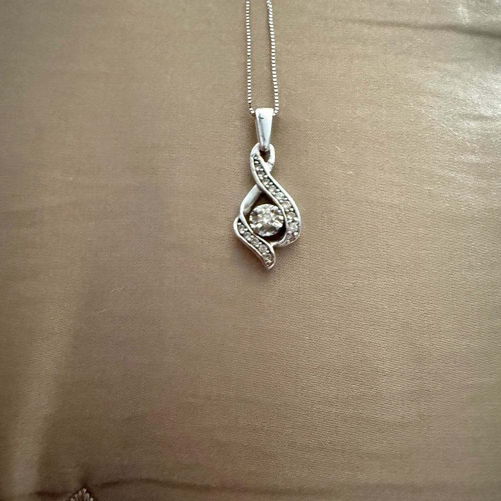 Elegant Silver Pendant Necklace